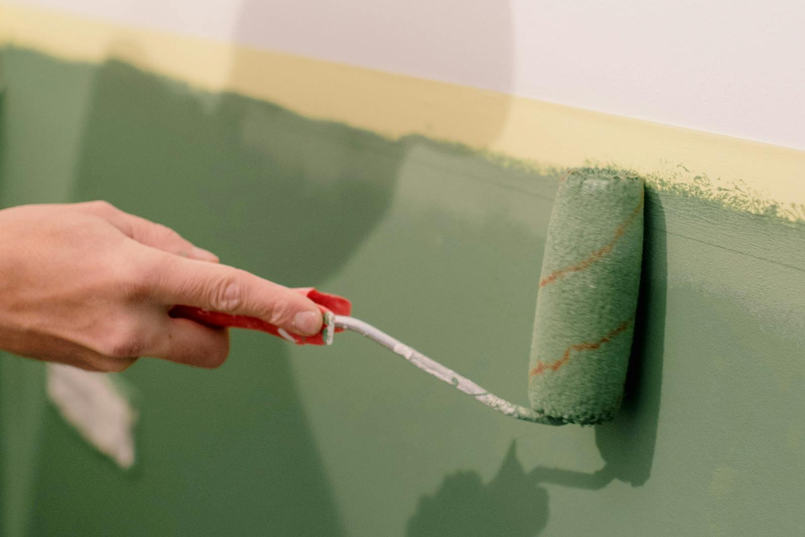 Persoon schildert kamer wit