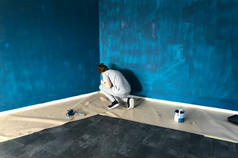 Vrouw schildert kamer met roller