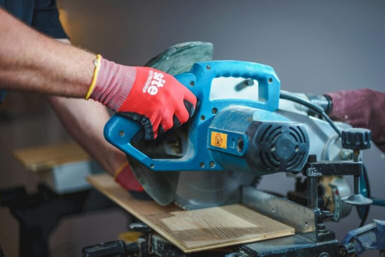 Hand zaagt hout met handzaag
