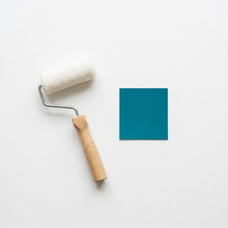 Minimalistische lichte woonruimte in Scandinavische stijl