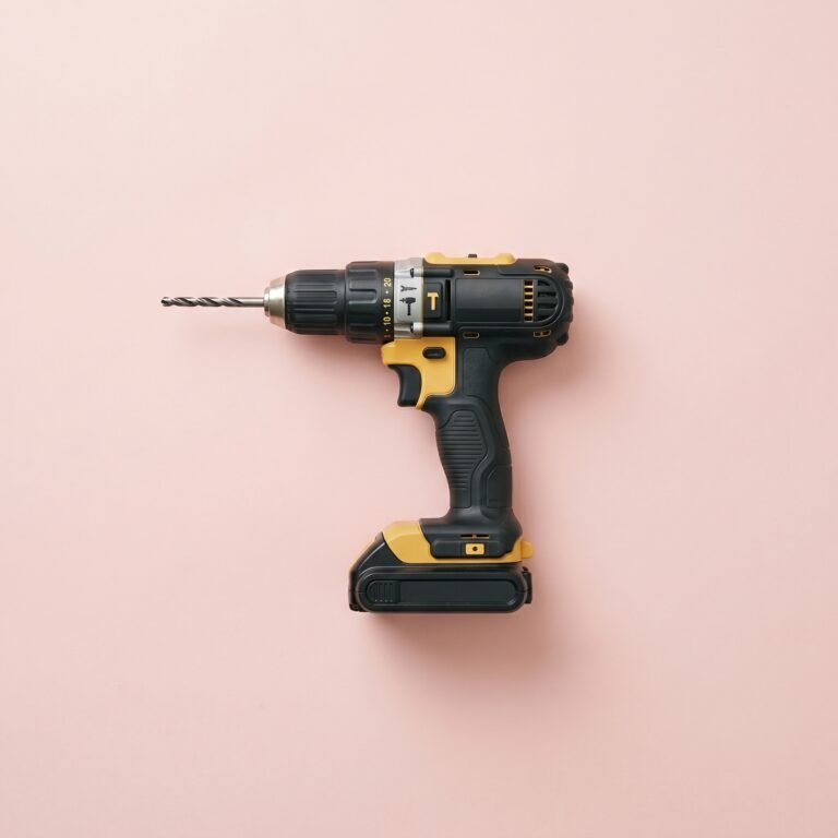 Een gat boren in de wand met een boormachine
