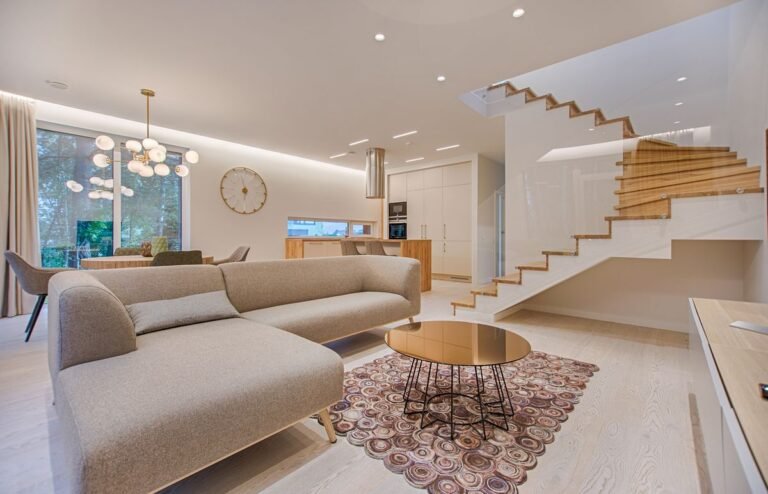 Strakke badkamer met lichte wandpanelen in marmer-look