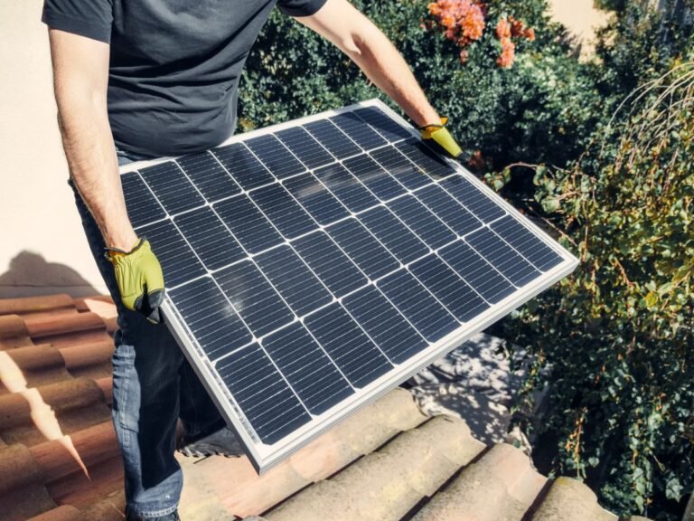 Zonnepanelen zelf monteren op een woning