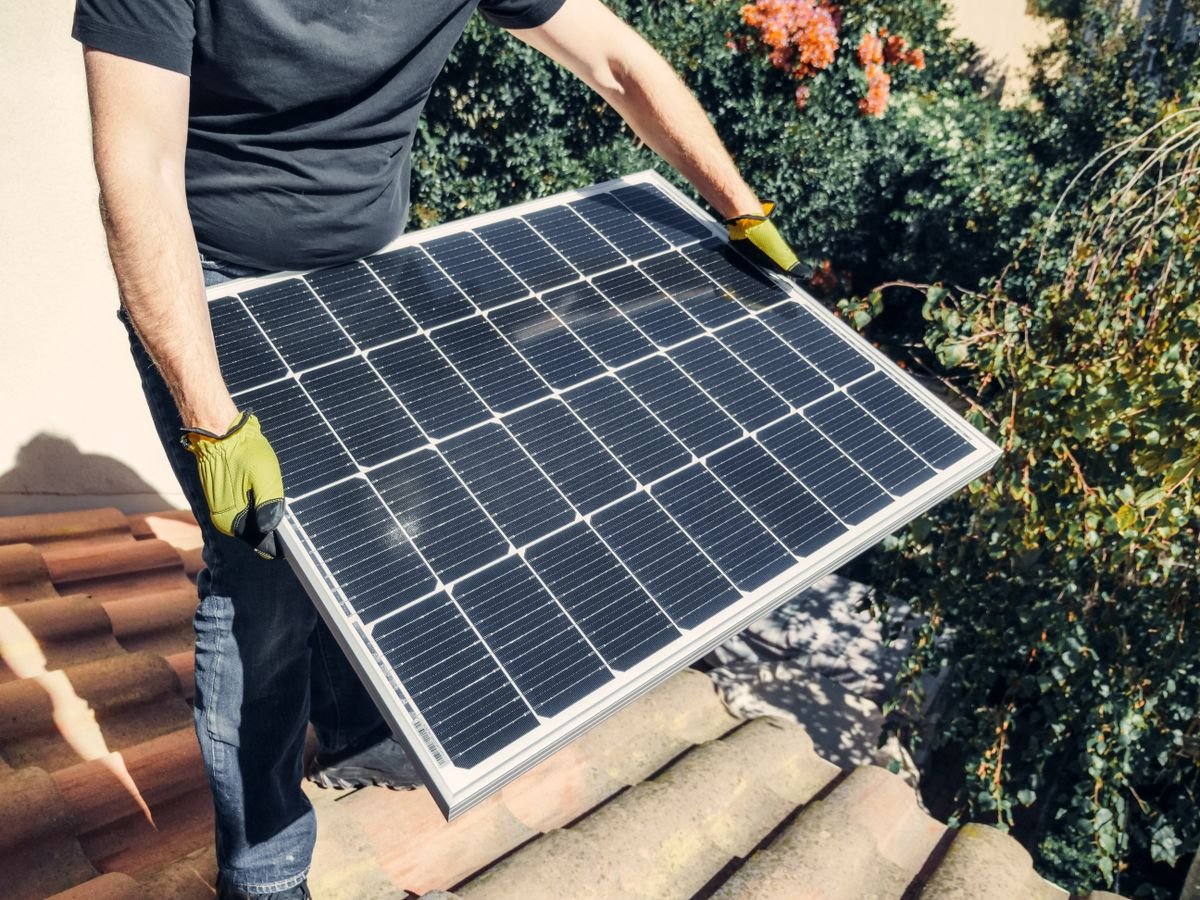Zonnepanelen zelf monteren op een woning